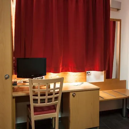 Orange Hotel