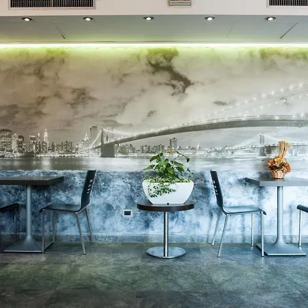 Orange Hotel 3*